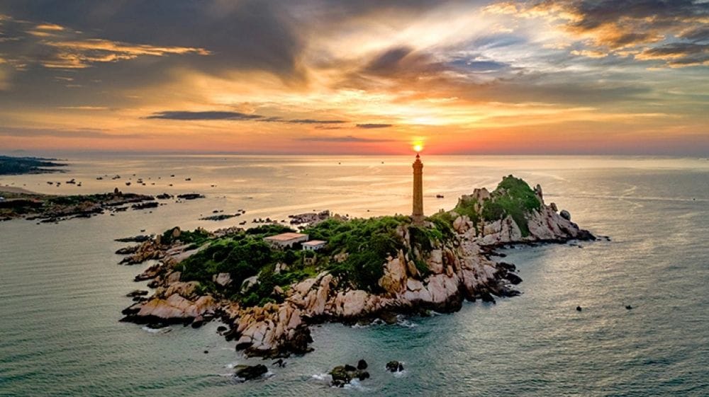 Ngọn hải đăng cổ nhìn từ trên cao